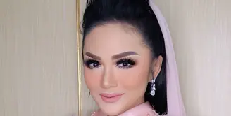 Selain penyanyi dangdut Inul Daratista, penyanyi Krisdayanti juga mendapatkan kartu lebaran dari Presiden Joko Widodo. Ibu empat orang anak itu memajangnya di Instagram. (Instagram/krisdayantilemos)