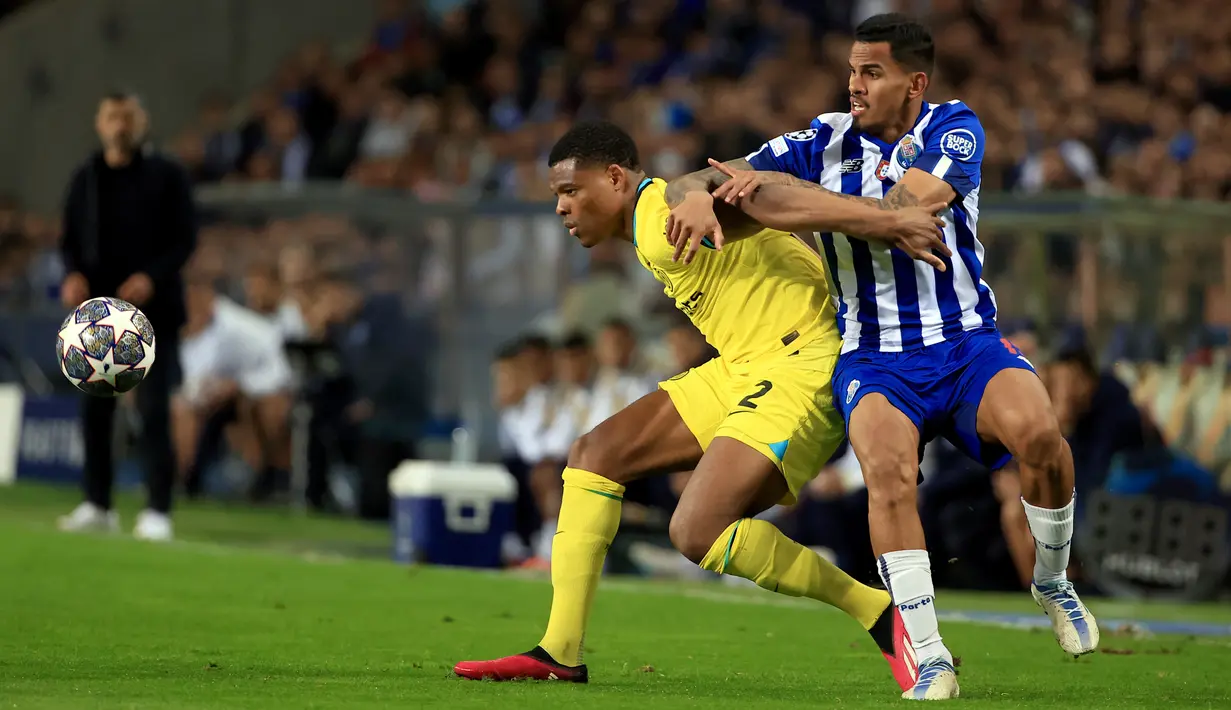 Pemain FC Porto Galeno (kanan) berebut bola dengan pemain Inter Milan Denzel Dumfries pada pertandingan leg kedua babak 16 besar Liga Champions di Stadion Dragao, Porto, Portugal, 14 Maret 2023. Laga berakhir imbang tanpa gol sehingga Inter Milan melaju dengan hasil agregat 1-0. (AP Photo/Luis Vieira)