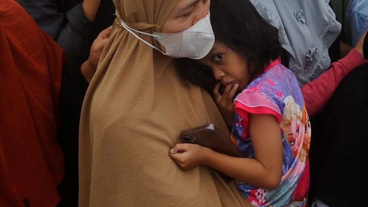 Bahkan ada yang membawa anak dalam antrean yang penuh sesak itu. Foto: merdeka.com / Arie Basuki