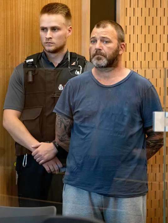 Terduga penyebar video serangan Masjid Al Noor, Philip Arps menjalani sidang di Christchurch, Selandia Baru, Rabu (20/3). Direktur perusahaan ini juga tengah diawasi karena memiliki lambang Nazi pada logo perusahaannya. (Mark Mitchell/Pool Photo via AP)