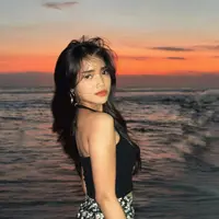 Kerap dijuluki ‘aura Magrib’, lihat di sini tampilan stunning Fuji An saat buktikan keindahan suasana jelang Magrib di pantai. [@fuji_an].