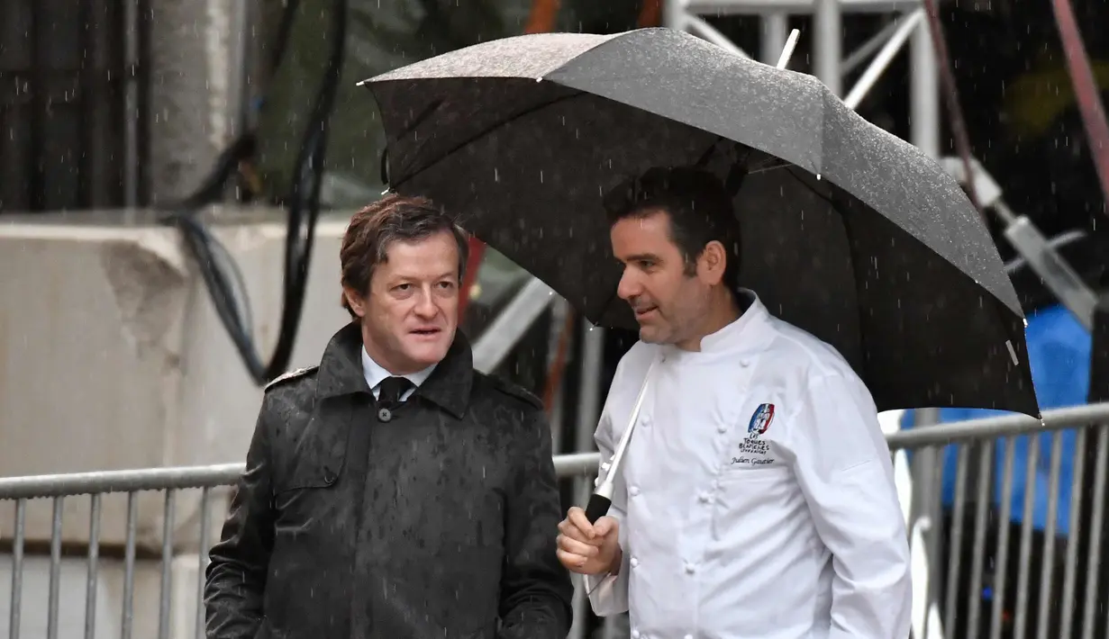 Koki Prancis Julien Gautier (kanan) tiba menghadiri upacara pemakaman master koki asal prancis Paul Bocuse di Katedral Saint-Jean di Lyon, Prancis tengah, (26/1). (AFP Photo/Jeff Pachoud)