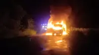 Sebuah mobil Isuzu Panther terbakar di Desa Klatakan Situbondo (Istimewa)