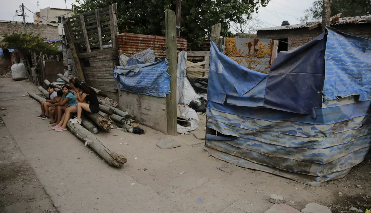Pemandangan sebuah rumah tempat polisi menggerebek mencari kokain yang dipalsukan di kawasan kumuh Villa Puerta 8, provinsi Buenos Aires, , Argentina, 2 Februari 2022. Lebih dari selusin orang tewas dan 50 lainnya di rawat di rumah sakit setelah mengonsumsi kokain palsu. (Eliana OBREGON/AFP)