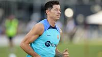 Robert Lewandowski saat berlatih bersama Barcelona di Miami, Amerika Serikat. (AP/Wilfredo Lee)