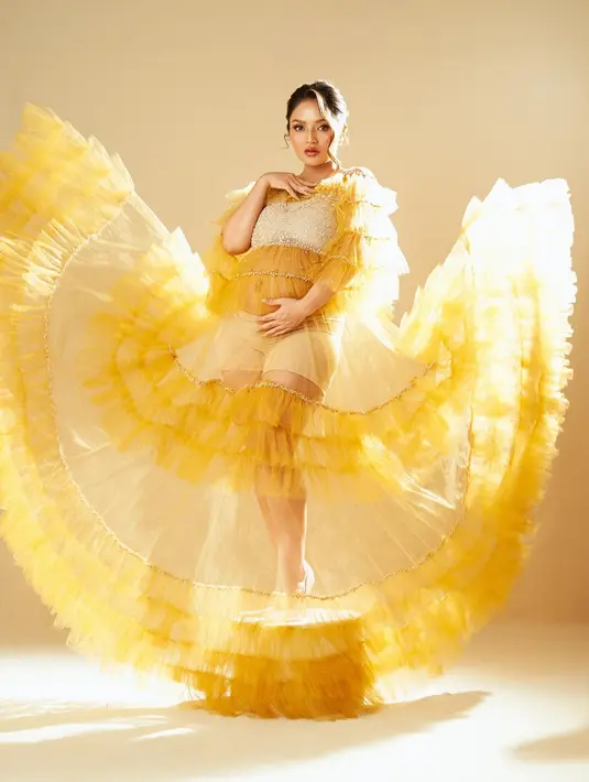 Penampilan glamor Siti Badriah mencuri perhatian saat di saat usia kandungannya memasuki usia 9 bulan [@sitibadriahh]