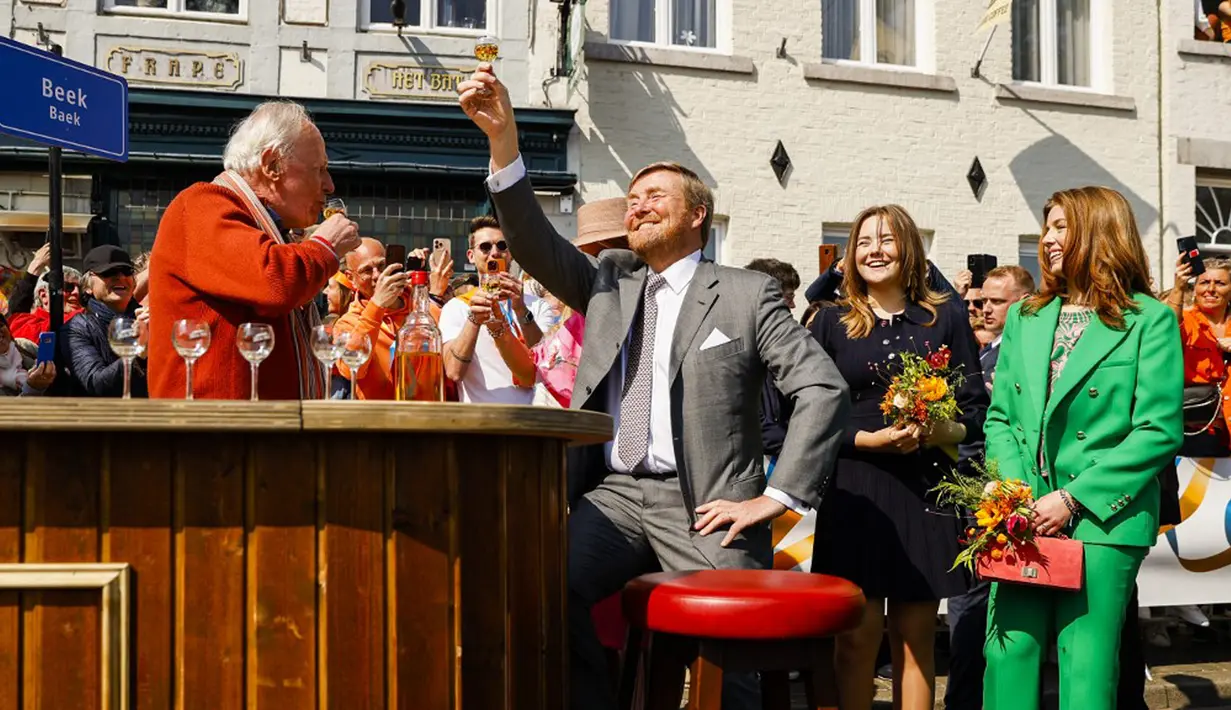 <p>Raja Belanda Willem-Alexander (kiri) bersulang dengan jeruk pahit diapit oleh Putri Ariane (kedua dari kanan) dan Putri Alexia (kanan) saat menghadiri perayaan Hari Raja di Maastricht, Belanda, Rabu (27/4/2022). Setelah dua tahun hening karena pandemi COVID-19, Belanda kembali merayakan Hari Raja seperti biasa. (Remko de Waal/ANP/AFP)</p>