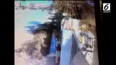 Sebuah rekaman kamera CCTV memperlihatkan aksi dua orang pelaku bom bunuh diri gereja di Pakistan.