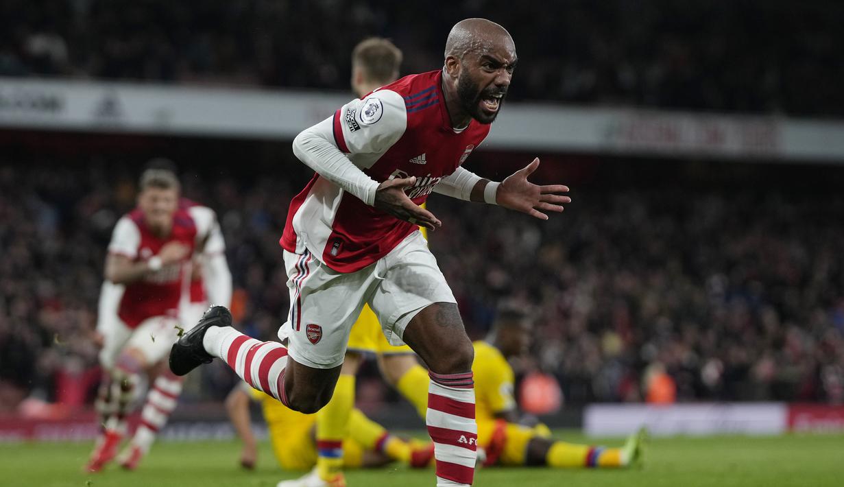Arsenal akhirnya terhindar dari kekalahan usai Alexandre Lacazette mencetak gol di masa injury time. Golnya usai memanfaatan situai kemelut di muka gawang Crystal Palace sekaligus mengunci skor menjadi 2-2 dan bertahan hingga akhir laga. (AP/Alastair Grant)