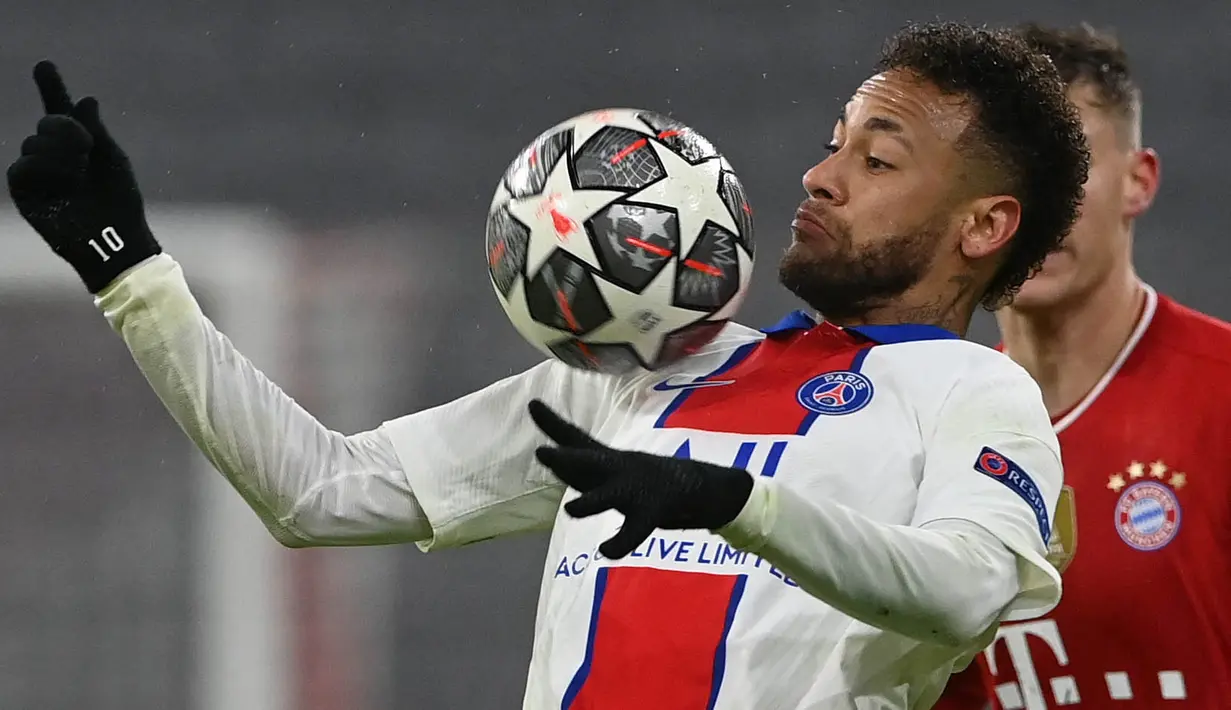 Penyerang Paris Saint-Germain (PSG), Neymar, mengontrol bola saat melawan Bayern Munchen pada laga Liga Champions di Allianz Arena, Kamis (8/4/2021). PSG menang dengan skor 3-2. (AFP/Christof Stache)