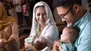 Minggu (30/4/2017) pasangan Chintya Lamusu dan Surya Saputra baru saja menggelar acara aqiqah buat anak kembarnya, Ataya Tatjana Aisyah Putri dan Atharva Bimasena Saputra. (Instagram/cynthia_lamusu)