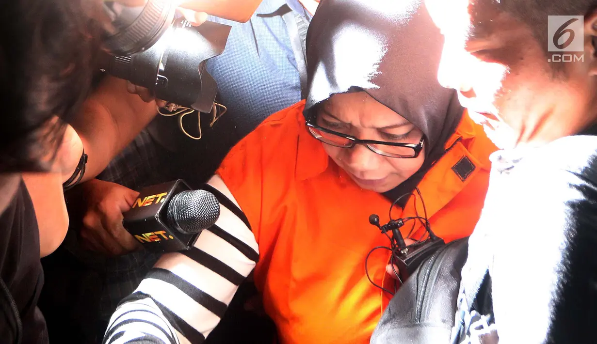 Tersangka anggota Komisi VII DPR RI Eni Maulani Saragih usai menjalani pemeriksaan dan menuju mobil tahanan di Gedung KPK Jakarta, Sabtu (14/7). KPK resmi menahan Eni Maulani terkait dugaan suap proyek pembangunan PLTU Riau-1. (Liputan6.com/Johan Tallo)