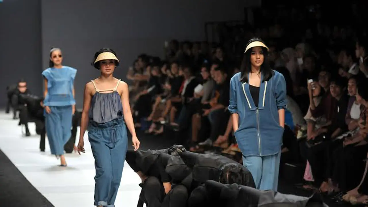 8 Seleb Ini Narsis di Panggung Jakarta Fashion Week 2015