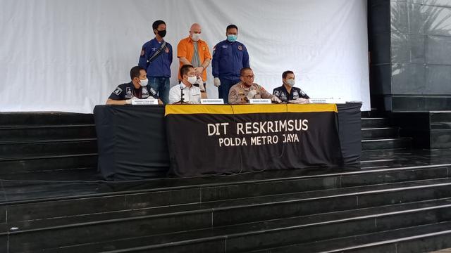 Polda Metro Jaya tangkap buronan Federal Bureau of Investigation (FBI), Russ Medlin di kawasan Kebayoran Baru, Jakarta Selatan.