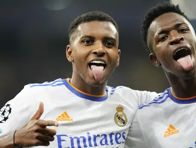 Pemain Real Madrid Rodrygo (kiri) melakukan selebrasi dengan Vinicius Junior usai mencetak gol ke gawang Shakhtar Donetsk pada pertandingan grup D Liga Champions di Stadion Olympiyskiy, Kyiv, Ukraina, Selasa (19/10/2021). Real Madrid menang 5-0. (AP Photo/Efrem Lukatsky)