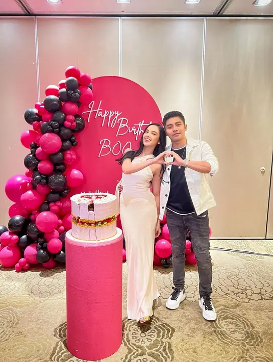 Penampilannya itu serasi dengan Riza Syah yang sama-sama mengenakan busana berwarna putih.