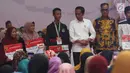 Presiden Joko Widodo bersama Mensos ‎Agus Gumiwang Kartasasmita saat menyalurkan bansos Program Keluarga Harapan (PKH) dan Bantuan Pangan Non Tunai (BPNT) tahun 2019 di Cibinong, Bogor, Jumat (22/2). (Liputan6.com/Angga Yuniar)