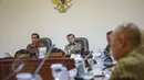 Presiden Jokowi didampingi Wapres Jusuf Kalla memimpin rapat terbatas bersama sejumlah Menteri Kabinet Kerja di Kantor Kepresidenan, Jakarta, Rabu (3/6). Dalam rapat tersebut dibahas mengenai strategi ketersediaan bahan pokok. (Liputan6.com/Faizal Fanani)