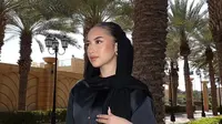 Intip gaya Jennifer Coppen berhijab saat berada di Jeddah (@jennifercoppenreal20)