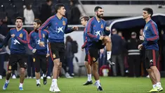 Para pemain Spanyol melakukan pemanasan saat mengikuti sesi latihan tim di Solna, Swedia (14/10/2019). Spanyol akan bertanding melawan Swedia pada Grup F Kualifikasi Piala Eropa 2020 di Stadion Friends Arena. (AFP Photo/Jonathan Nackstrand)