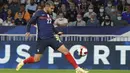 Bek Prancis, Theo Hernandez mengontrol bola saat bertanding melawan Finlandia pada pertandingan kualifikasi grup D Piala Dunia 2022 di stadion Decines di Lyon, Prancis, Rabu (8/9/2021). Prancis menang atas Finlandia 2-0. (AP Photo/Laurent Cirpiani)