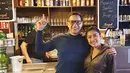 Dalam perjalanan liburan keduanya, Ari dan Inge mampir ke sebuah restoran bernama Nagel. Sebuah restoran ikonik yang ada di Hamburg sejak tahun 1848. Menjalani wisata kuliner hingga touring, kini keduanya pun sudah sampai Turki untuk melanjutkan perjalanannya kembali. (Liputan6.com/IG/@ariwibowo_official)