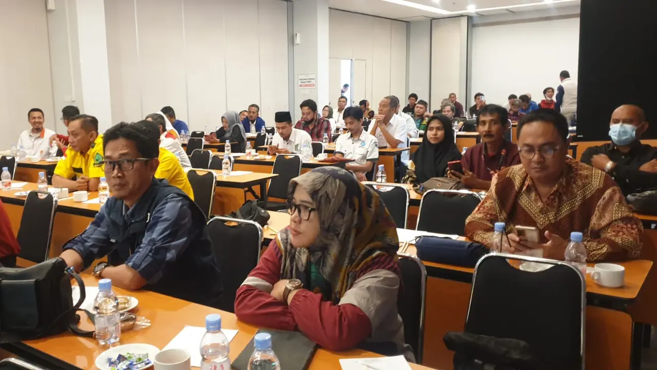 Ratusan peserta perwakilan media, partai politik, akademisi, praktisi, termasuk penggiat kepemiluan tengah mengikuti sosialisasi rancangan penataan daerah pemilihan dalam pemilu 2024. (Liputan6.com/Jayadi Supriadin)