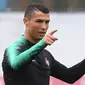 Pemain Portugal, Cristiano Ronaldo memberi isyarat saat sesi latihan perdana jelang Piala Dunia 2018 di base camp mereka di Kratovo, pinggiran Moskow, Rusia, Minggu (10/6). (Francisco LEONG/AFP)