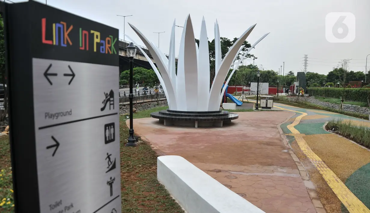 Aktivitas pekerja saat menyelesaikan pembangunan Taman Link In Park, Cempaka Putih, Jakarta Pusat, Kamis (12/1/2023). Pemprov DKI melalui Dinas Pertamanan dan Hutan Kota (Distamhut) DKI Jakarta akan segera meresmikan taman baru viral Link In Park dengan inspirasi nama band rock asal Amerika Serikat dengan sejumlah fasilitas di taman tersebut antara lain, area skateboard, fitness outdoor, area bermain anak, toilet, hingga rumah hobbit yang akan diresmikan pada Februari mendatang. (merdeka.com/Iqbal S Nugroho)