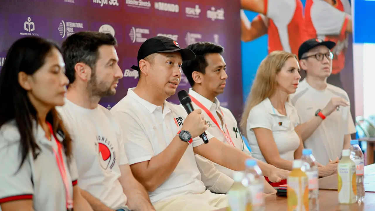 Ketua PBPI Galih Kartasasmita mengumumkan Ari Moya dan Denise Hoefer sebagai pelatih dan penasehat teknis timnas padel