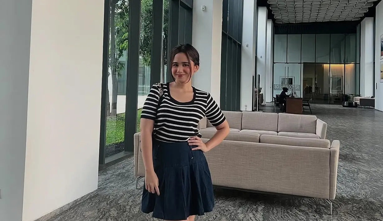 “Boleh kan sekali kali feminim,” tulis Tissa Biani lewat fotonya di sebuah hotel. Tissa Biani pakai atasan bermotif garis-garis hitam putih yang dipadukan dengan rok mini biru. Penampilannya terlihat santai namun tetap stylish, cocok dengan latar ruangan modern yang elegan. (Liputan6.com/IG/@tissabiani)