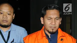 Bupati Bener Meriah Ahmadi dikawal petugas usai menjalani pemeriksaan perdana pasca ditahan OTT di Gedung KPK, Jakarta, Rabu (18/7). Ahmadi diperiksa terkait dugaan suap dana otonomi khusus Aceh tahun anggaran 2018. (Merdeka.com/Dwi Narwoko)