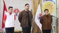 Ketua Umum PSSI Erick Thohir (kanan) saat memberi keterangan kepada awak media bersamaenteri Pemuda dan Olahraga (Menpora) Dito Ariotedjo (tengah) serta Wamenpora Taufik Hidayat (kiri) selepas pertemuan dengan pelatih baru Timnas Indonseia di Gedung Kemenpora, Senayan, Jakarta, Senin (13/1/2025) sore WIB. (Bola.com/Abdul Aziz)