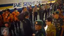 Petugas membuat barisan menunggu kedatangan Mantan anggota Gafatar tiba di Pelabuhan Tanjung Emas, Semarang, Rabu (26/1/2016). Rombongan kedua yang dibawa dari Kalimantan Barat ini sebanyak 1281 orang dengan menggunakan KM Dharma Ferry 2. (Foto:Gholib) 