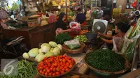 Suasana di salah satu pasar di Jakarta, Selasa (3/5). Rendahnya laju inflasi nasional menurut Badan Pusat Statistik karena harga bahan kebutuhan pokok relatif terkendali seperti beras dan daging ayam. (Liputan6.com/Angga Yuniar) 