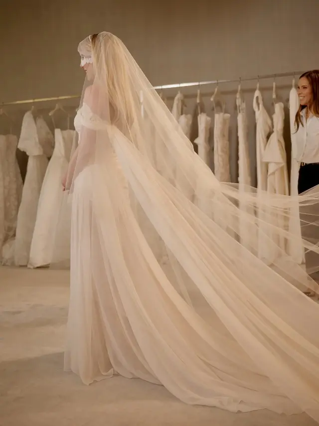 Emma Roberts Menikah dengan Pesona Bak Boneka Antik, Pakai Gaun Vintage Monique Lhuillier