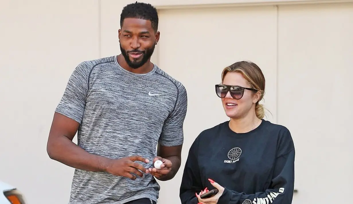 Khloe Kardashian dan Tristan Thompson dikabarkan masih terus berusaha untuk membenahi hubungan mereka usai skandal perselingkuhan. (Us Weekly)