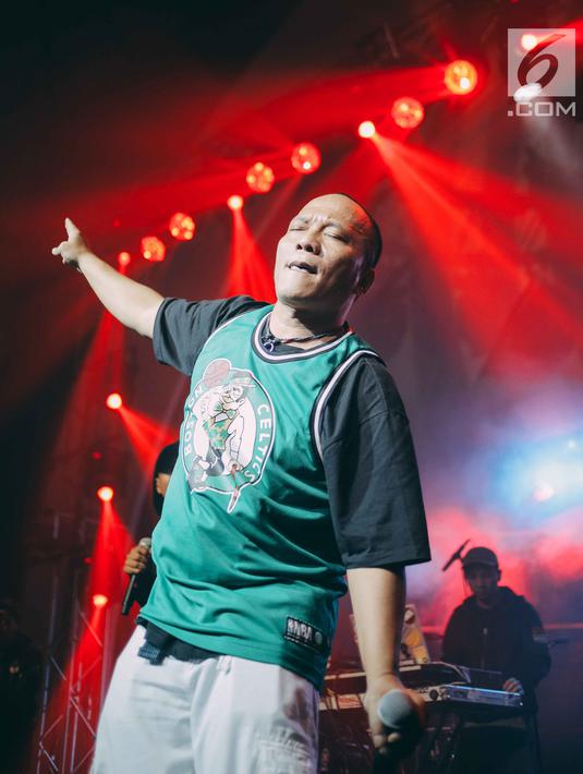 Gaya Rapper Iwa K saat menghibur penonton dalam konser Batman Kasarung di The Pallas, SCBD, Jakarta, Selasa (4/4). (Liputan6.com/Faizal Fanani)