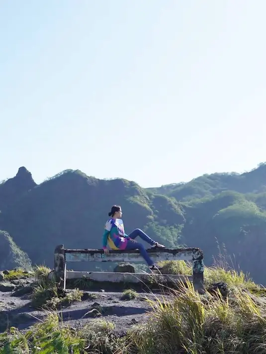 Sudah sampai puncak, tentu bagi setiap pendaki ialah mengabadikan momen menakjubkan keindahan alam dari atas ketinggian. Sambil memandangi indahnya alam, pose Nadya Arina ini pun menuai banyak pujian dari netizen. (Liputan6.com/IG/@nadyaarina)