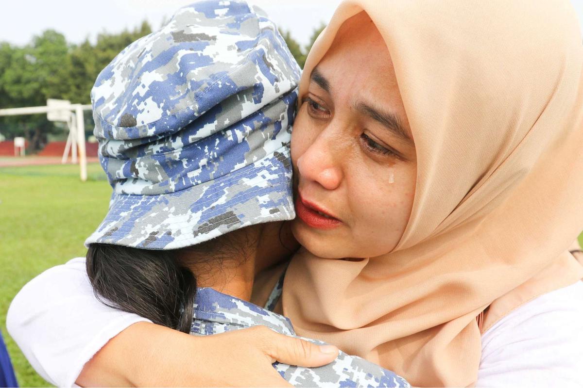 Pelajar 'Lulus' Pendidikan Barak Militer Dedi Mulyadi Langsung Sujud di Kaki Ibu