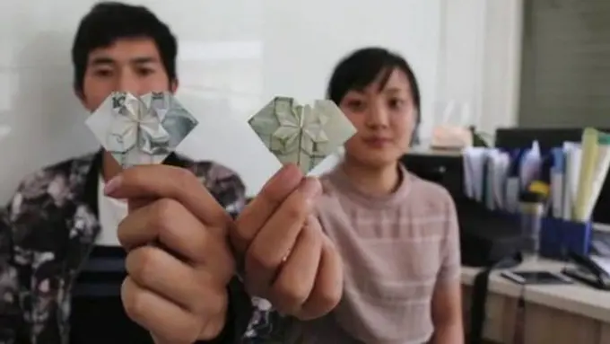 Suami buat origami dari uang untuk istri/copyright stomp.straitstimes.com