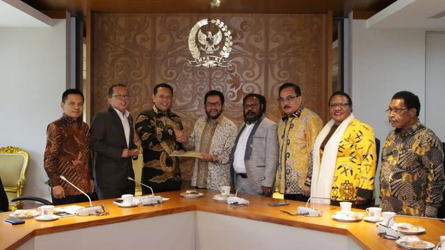 Bamsoet saat memberikan SK Pembentukan FOR PAPUA, di Ruang Kerja Ketua MPR RI, di Jakarta, Selasa (17/12/19).