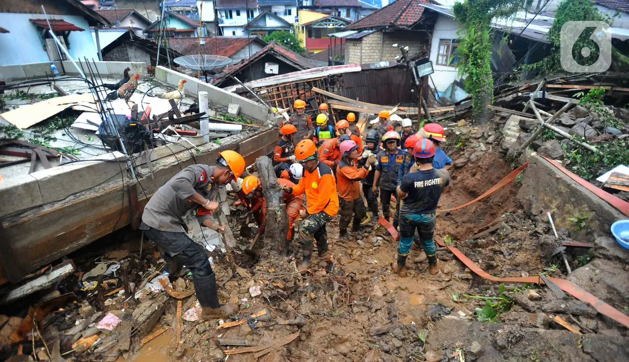 Tim SAR melakukan pencarian warga yang tertimbun longsor di Kampung Kebon Jahe, Kelurahan Kebon Kelapa, Kecamatan Bogor Tengah, Jawa Barat, Kamis (13/10/2022). Hingga jelang malam hari, Tim SAR mengalami kesulitan menemukan tiga warga yang hilang akibat lokasi longsor berada pada gang kecil sehingga pencarian dilakukan secara manual  ditambah kondisi cuaca hujan. (merdeka.com/Arie Basuki)