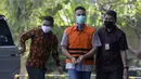 Menantu mantan Sekretaris Mahkamah Agung Nurhadi, Rezky Hebriyono (tengah) saat akan menjalani pemeriksaan pascapenahanan di Gedung KPK, Jakarta, Rabu (10/6/2020). Rezky diperiksa sebagai saksi untuk Nurhadi terkait dugaan suap pengurusan perkara di MA tahun 2011-2016. (merdeka.com/Dwi Narwoko)