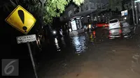 Banjir setinggi 30-40 centimeter menggenangi jalanan di kawasan Kemang, Jakarta, Minggu (25/9). Hujan deras yang mengguyur sebagian besar kawasan di Jakarta, Minggu malam, membuat wilayah Kemang terendam banjir lagi. (Liputan6.com/Helmi Afandi)
