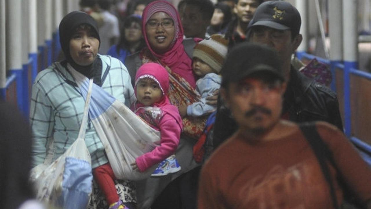 Ratusan pemudik padati Pelabuhan Merak
