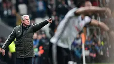 Pelatih Bayern Munchen Jupp Heynckes memberi arahan kepada pemainnya saat melawan Besiktas dalam pertandingan Liga Champions di stadion Vodafone Arena di Istanbul (14/3). Munchen menang 3-1 atas Besiktas. (AFP/Ozan Kose)