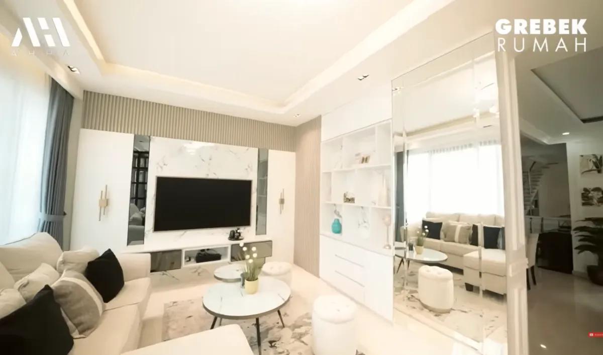 Abdel Achrian menyebut jika desain rumahnya tersebut dibuat oleh sang istri. Termasuk penataan di dalam rumah.