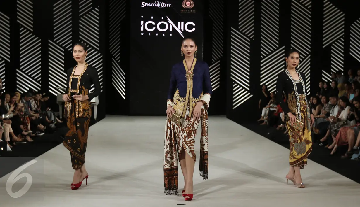 Iwan Tirta Private Collection meluncurkan koleksi terbarunya dengan dengan tema "Sigaraning Nyawa" rancangan Era Soekamto di pagelaran The Iconic Women Senayan City Fashion Nation ke-11, Jakarta, Rabu (12/4). (Liputan6.com/Herman Zakharia)