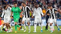 Gianluigi Buffon bersama rekan-rekanya menyapa para suporter usai menang atas AS Monaco di leg kedua semifinal Liga Champions di Turin, Italia, (10/5). Juventus melangkah ke final setelah menang dengan aggregat 4-1. (AP Photo/Antonio Calanni)
